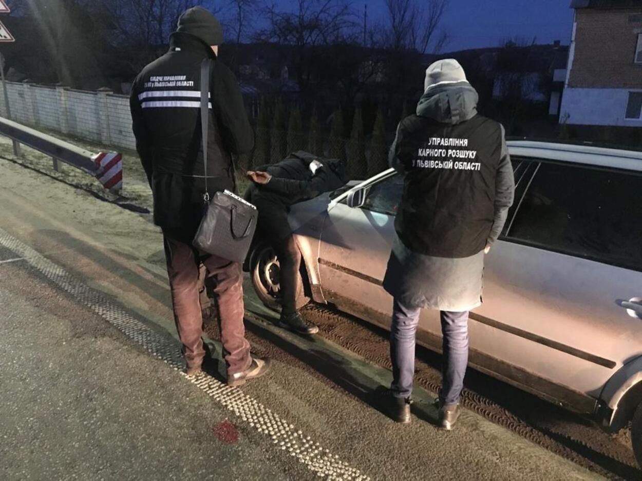 Викидали жертв на узбіччі: на Львівщині спіймали банду, яка грабувала заробітчан – фото