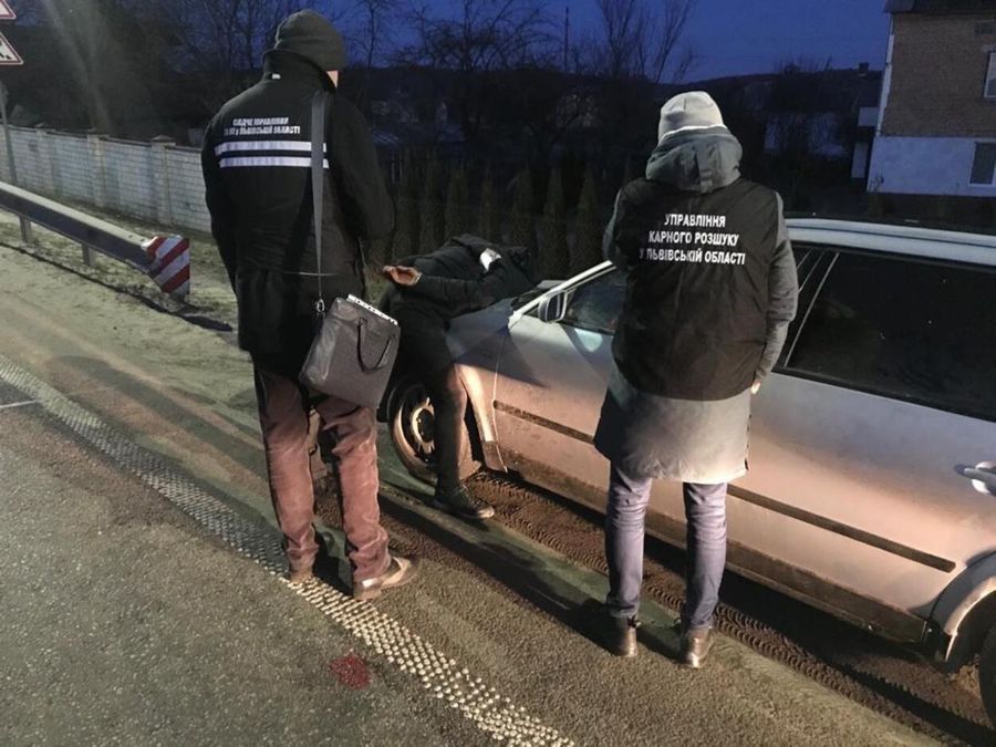 Викидали жертв на узбіччі: на Львівщині спіймали банду, яка грабувала заробітчан – фото Викидали жертв на узбіччі: на Львівщині спіймали банду, яка грабувала заробітчан – фото