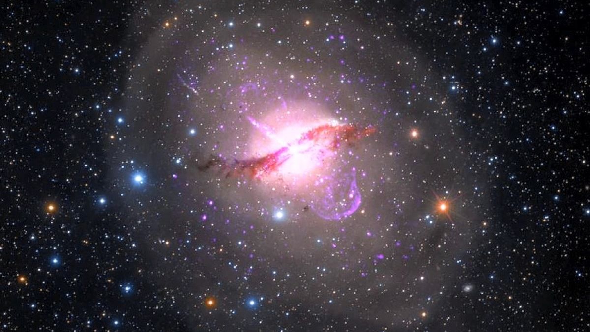 Астрономи отримали рекордно чітке зображення плазмових струменів поблизу чорної діри - Новини технологій - Техно