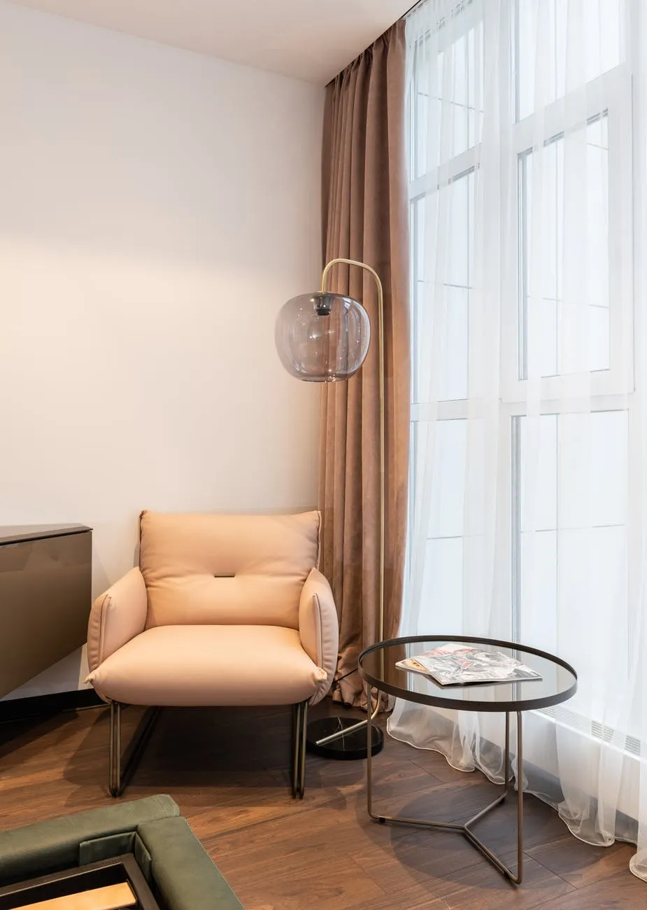 Освітлення у вітальні з низькими стелями Освітлення у вітальні з низькими стелями