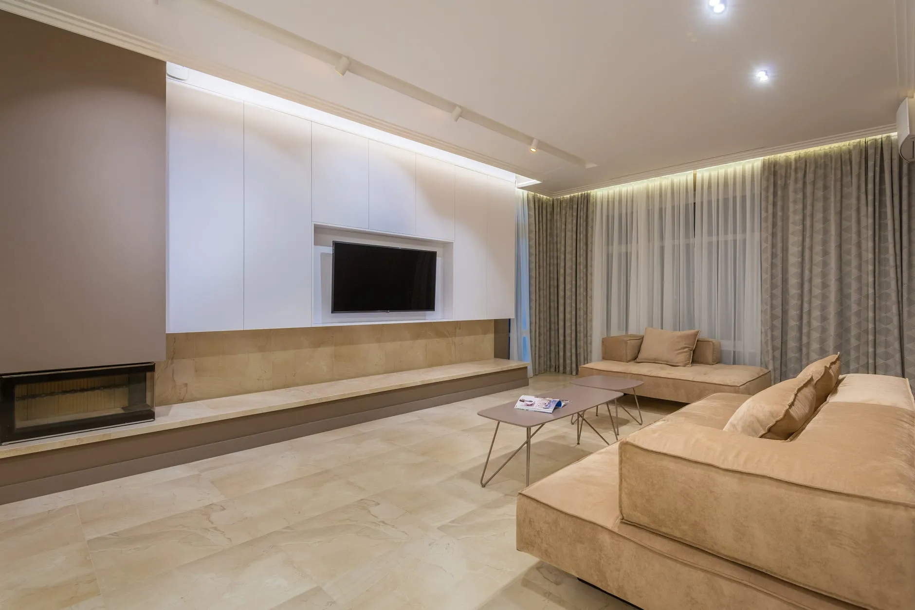 Освітлення у вітальні з натяжними стелями Освітлення у вітальні з натяжними стелями