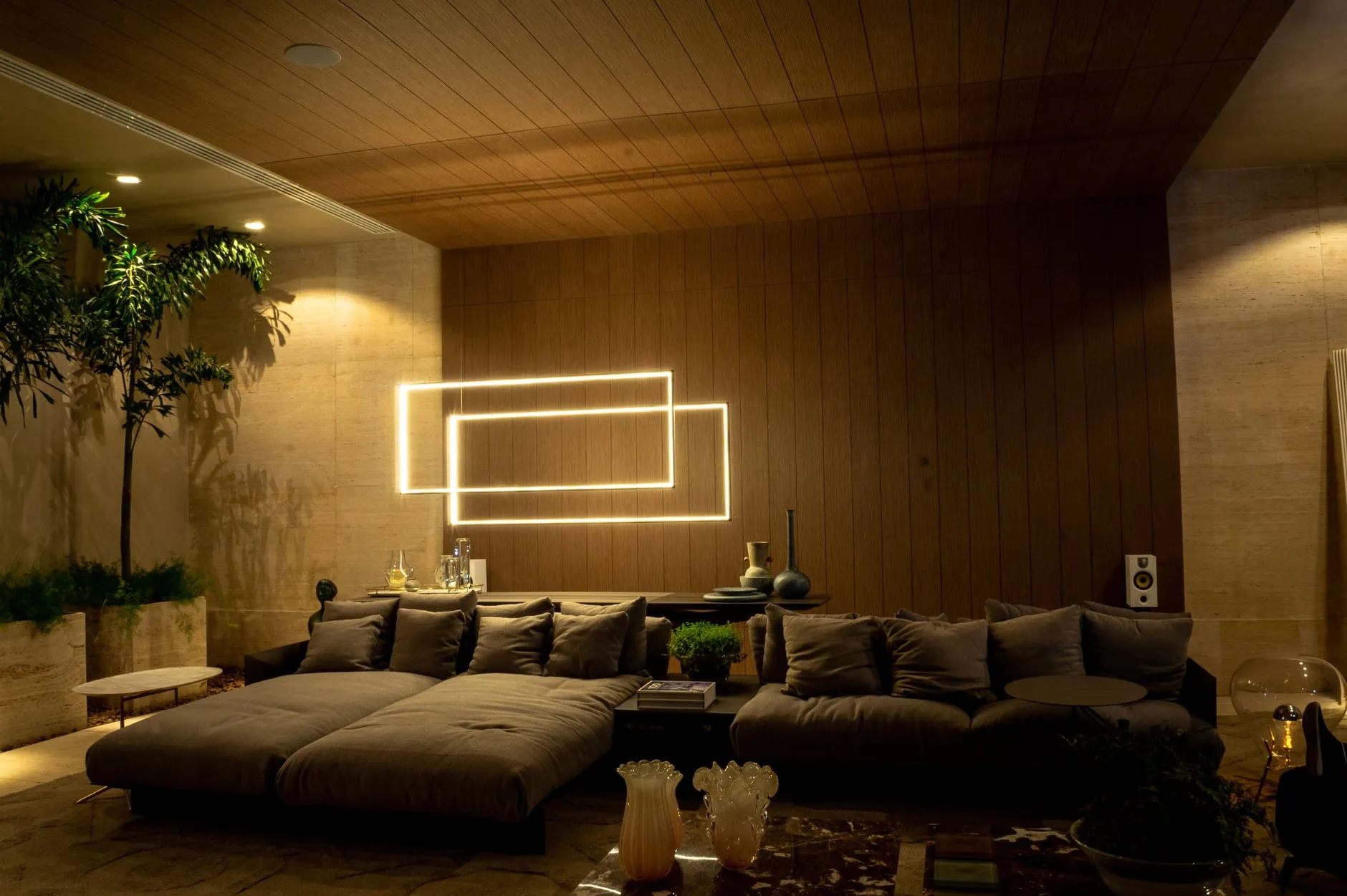 Підсвітка – вдалий варіант для маленької кімнати Підсвітка – вдалий варіант для маленької кімнати