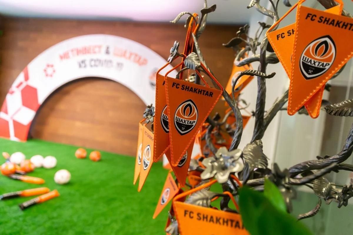 Завдяки "Метінвесту" команда "Шахтар" усім складом вакцинувалася проти COVID-19 - Україна новини - 24 Канал Завдяки "Метінвесту" команда "Шахтар" усім складом вакцинувалася проти COVID-19 - Україна новини - 24 Канал