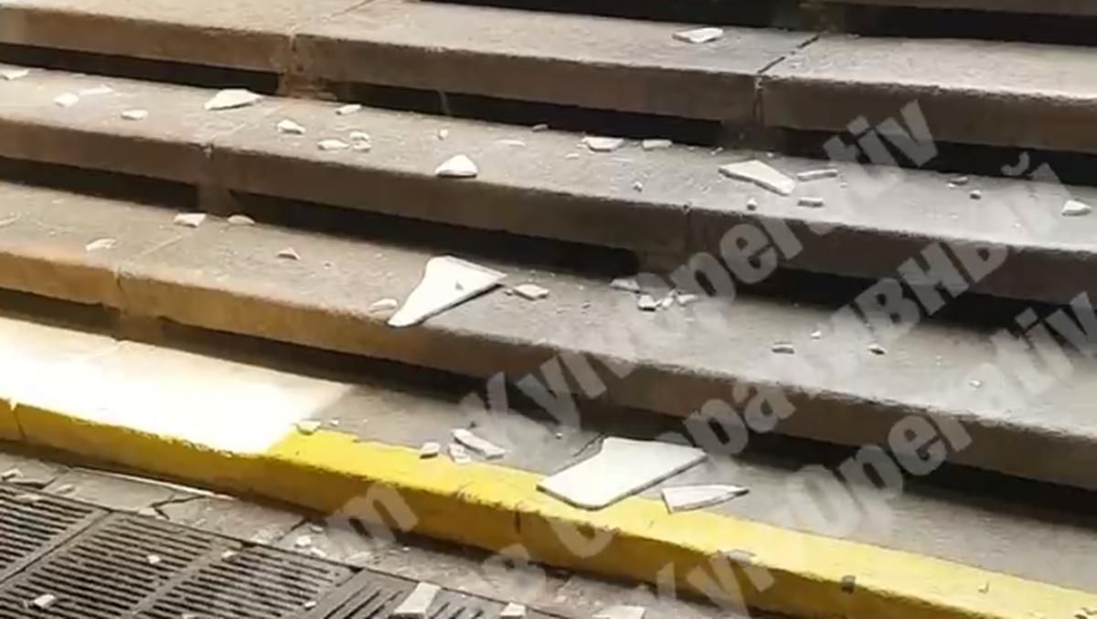 В переходе на Европейской площади в Киеве с потолка падает плитка В переходе на Европейской площади в Киеве с потолка падает плитка