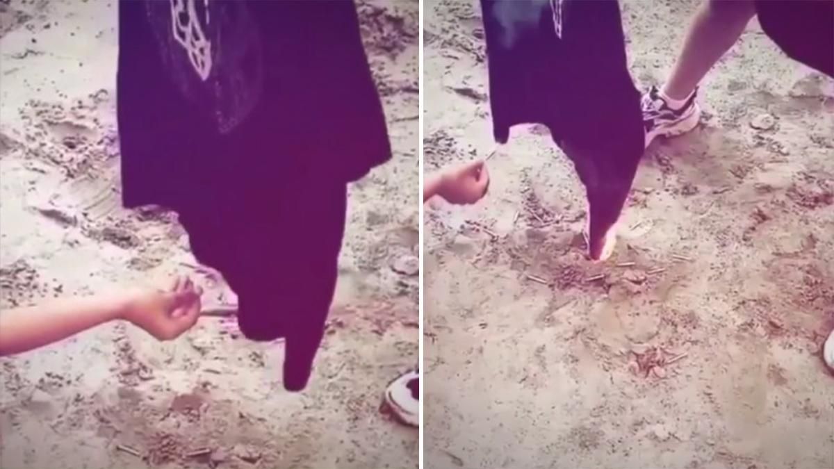 Девушки-подростки подожгли футболку с гербом Украины: видео Девушки-подростки подожгли футболку с гербом Украины: видео