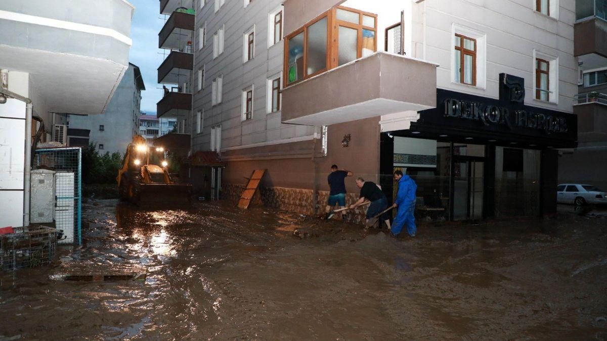 Черноморское побережье Турции охватило мощное наводнение: фото, видео