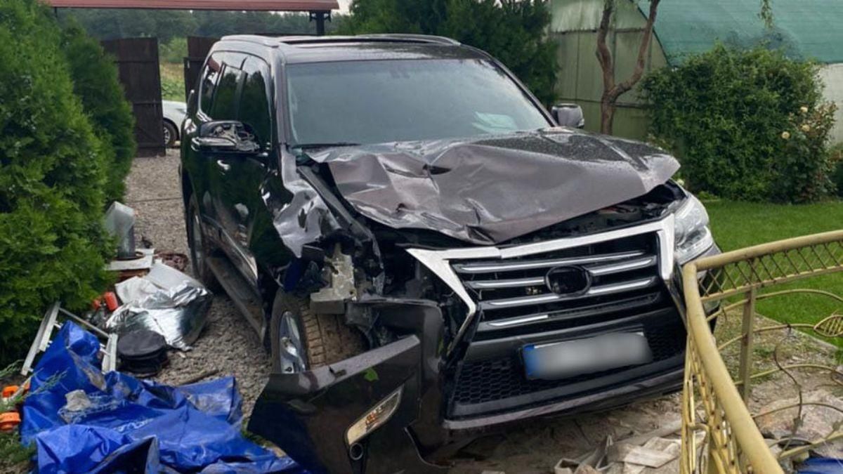 На Херсонщині водій на смерть збив двох людей та втік: фото На Херсонщині водій на смерть збив двох людей та втік: фото