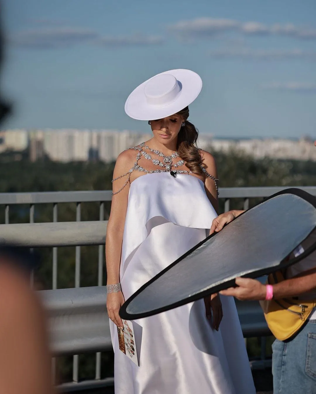 Катя Осадча у білій сукні
