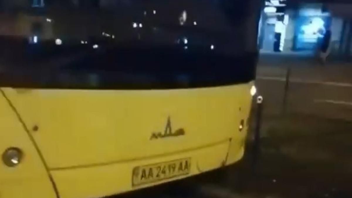 В Киеве пассажир автобуса напал на водителя - видео