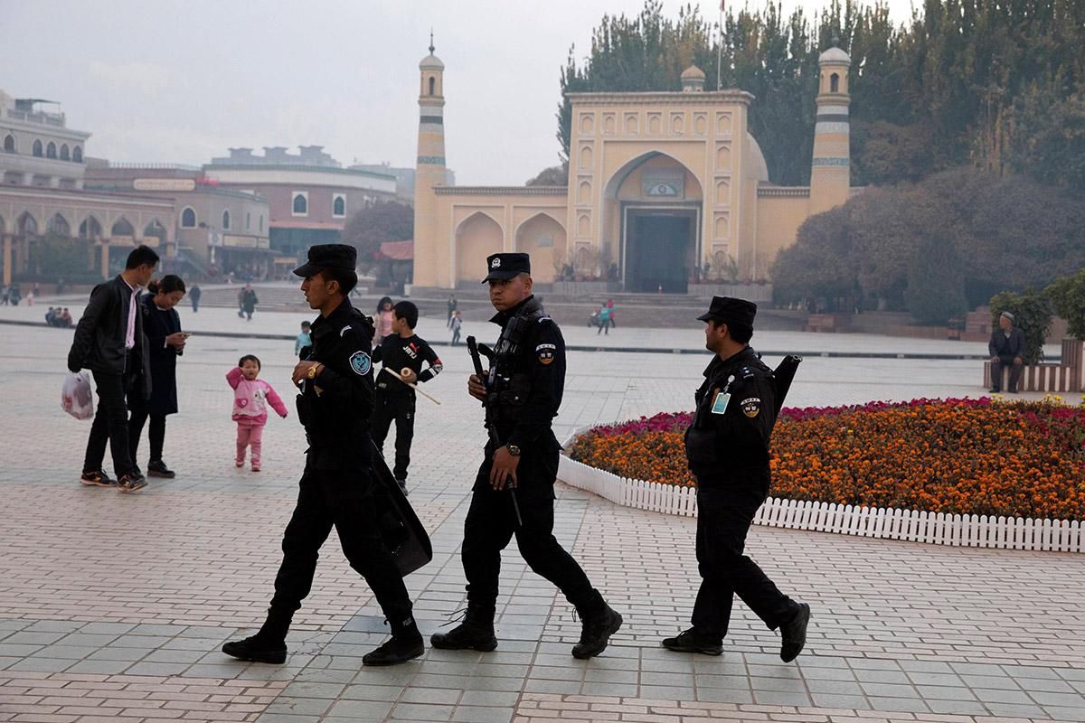 Уйгуров пытают в тюрьмах для перевоспитания в Китае