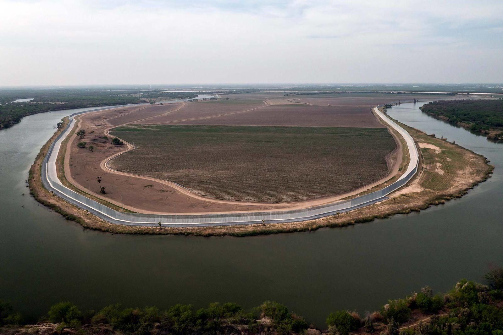 Продается стена на границе США и Мексики Продается стена на границе США и Мексики