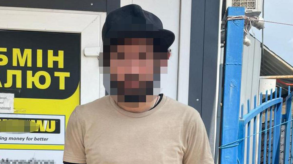 В Киеве иностранец пытался ограбить обменник: избил женщину-кассира 