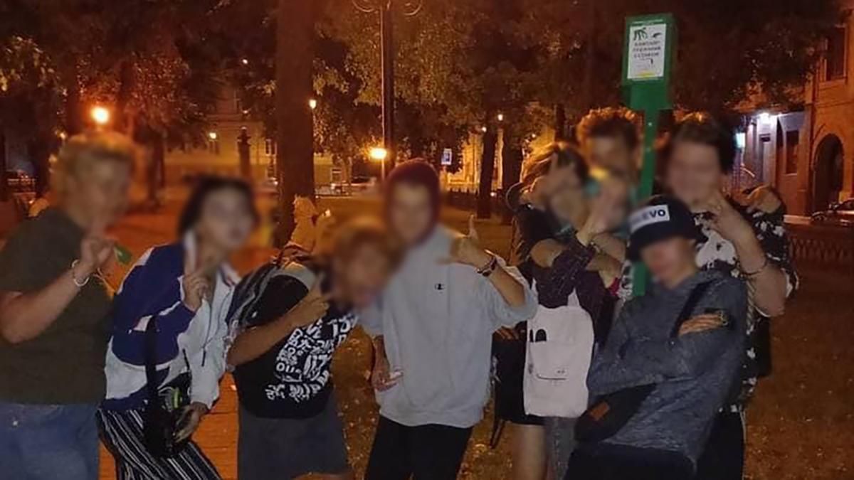 У Харкові п'яні підлітки влаштували гармидер на площі: відео 
