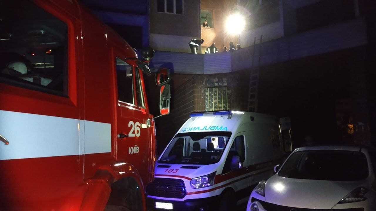 В Киеве мужчина выпрыгнул с 5 этажа и выжил