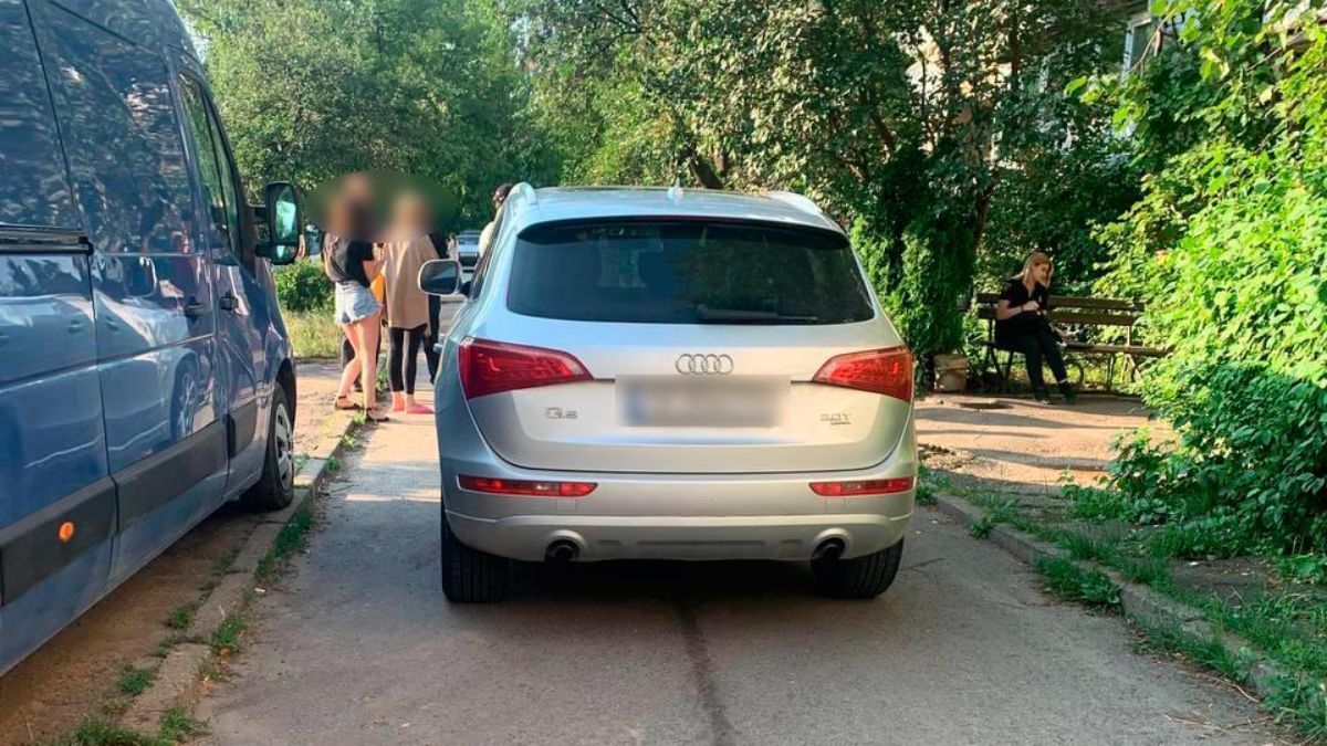 На Буковині водійка проїхалась по дитині, що впала з велосипеда: відео На Буковині водійка проїхалась по дитині, що впала з велосипеда: відео