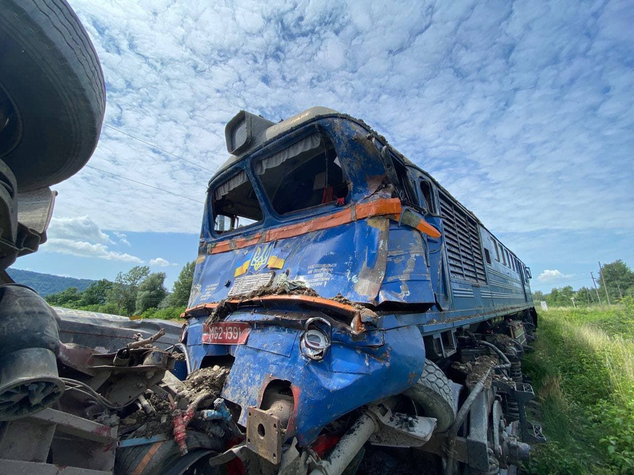 На Закарпатье 23.07.2021 поезд врезался в грузовик: фото