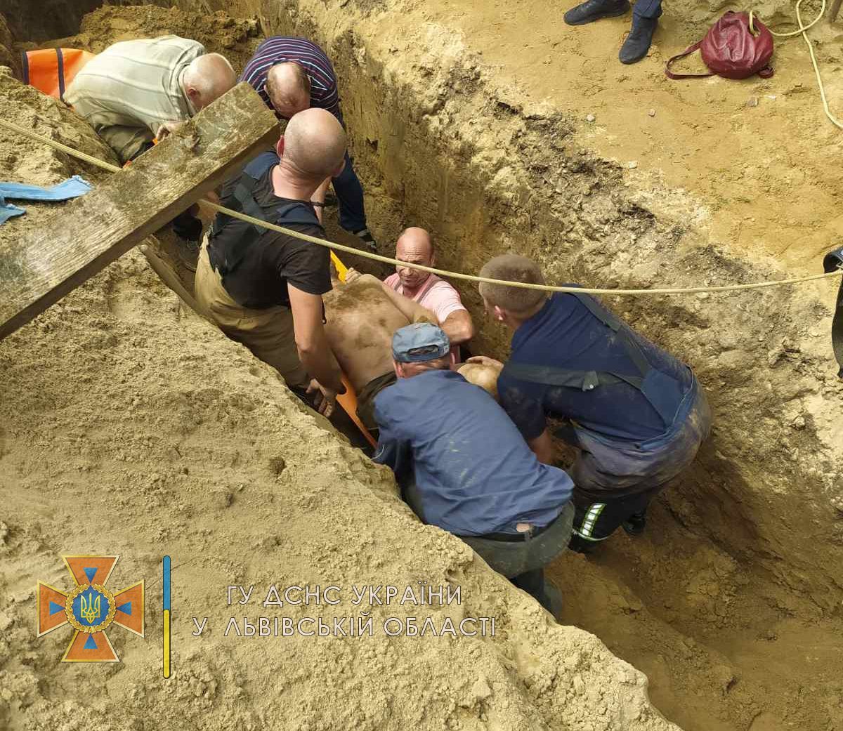 Чоловіка засипало землею, поки він копав траншею поблизу Стрия Чоловіка засипало землею, поки він копав траншею поблизу Стрия