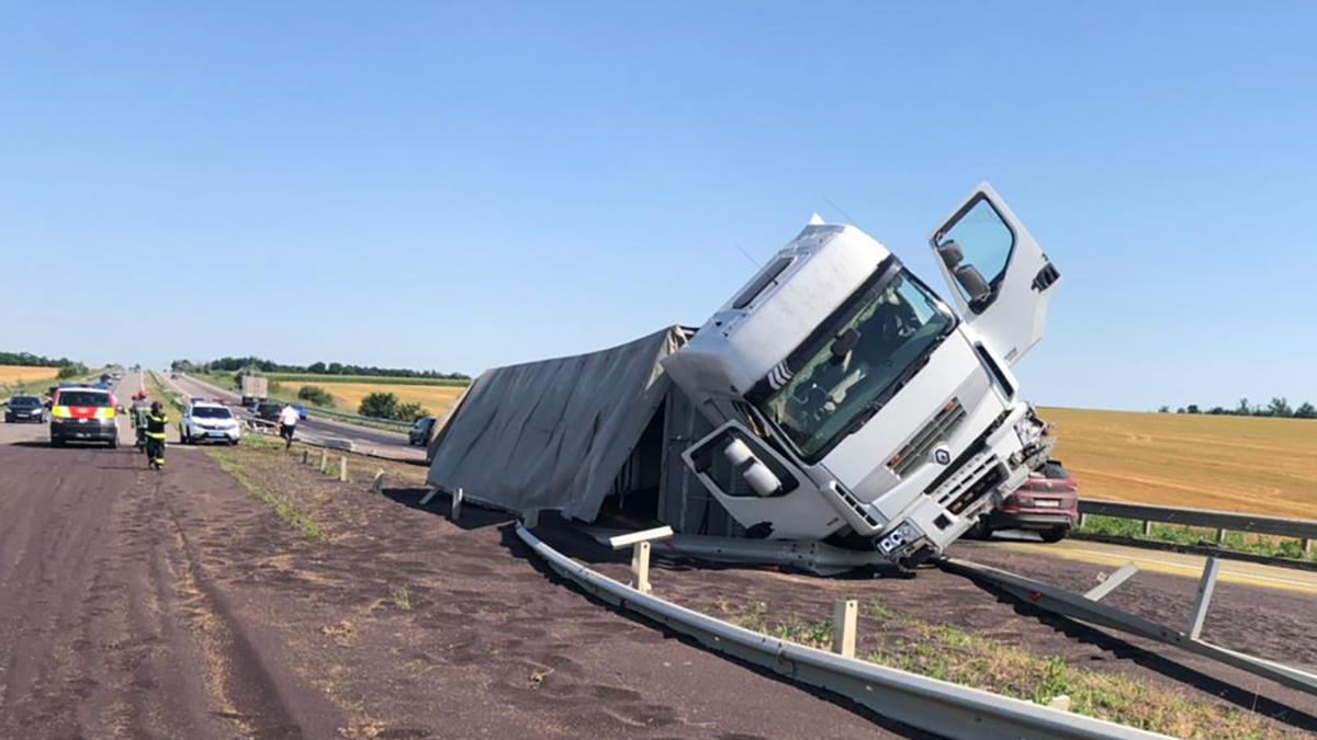 На Одещині перекинулася фура: чому це сталося – фото На Одещині перекинулася фура: чому це сталося – фото