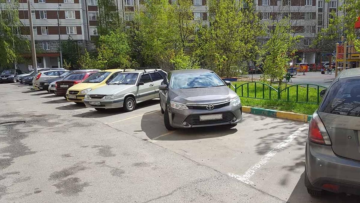 В Киеве на Воскресенке мужчине оставили необычное послание на машине