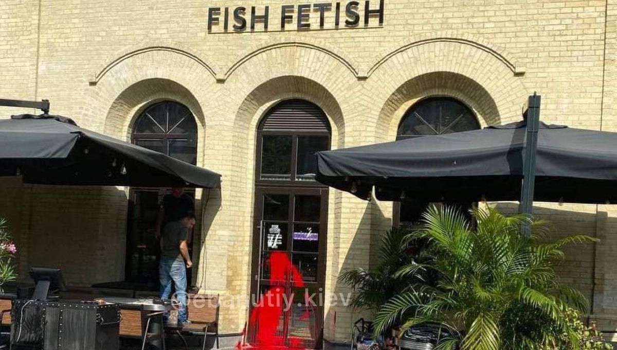 В Киеве облили краской двери российского ресторана В Киеве облили краской двери российского ресторана