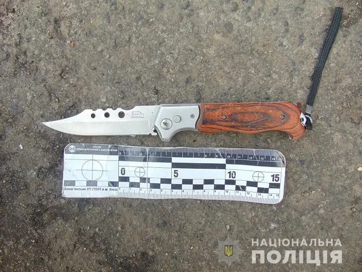 Мужчина с ножом себя порезал Киев криминал полиция