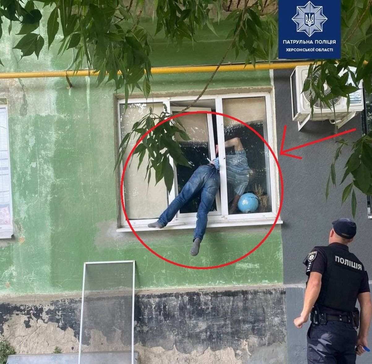 У Херсоні чоловік застряг у вікні, пробираючись до колишньої У Херсоні чоловік застряг у вікні, пробираючись до колишньої
