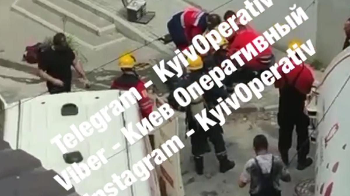 В центре Киева 3 коммунальщиков едва не погибли в канализации