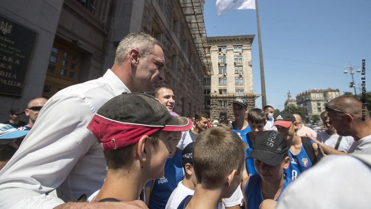 Біля КМДА на честь відкриття Олімпіади підняли прапор НОК