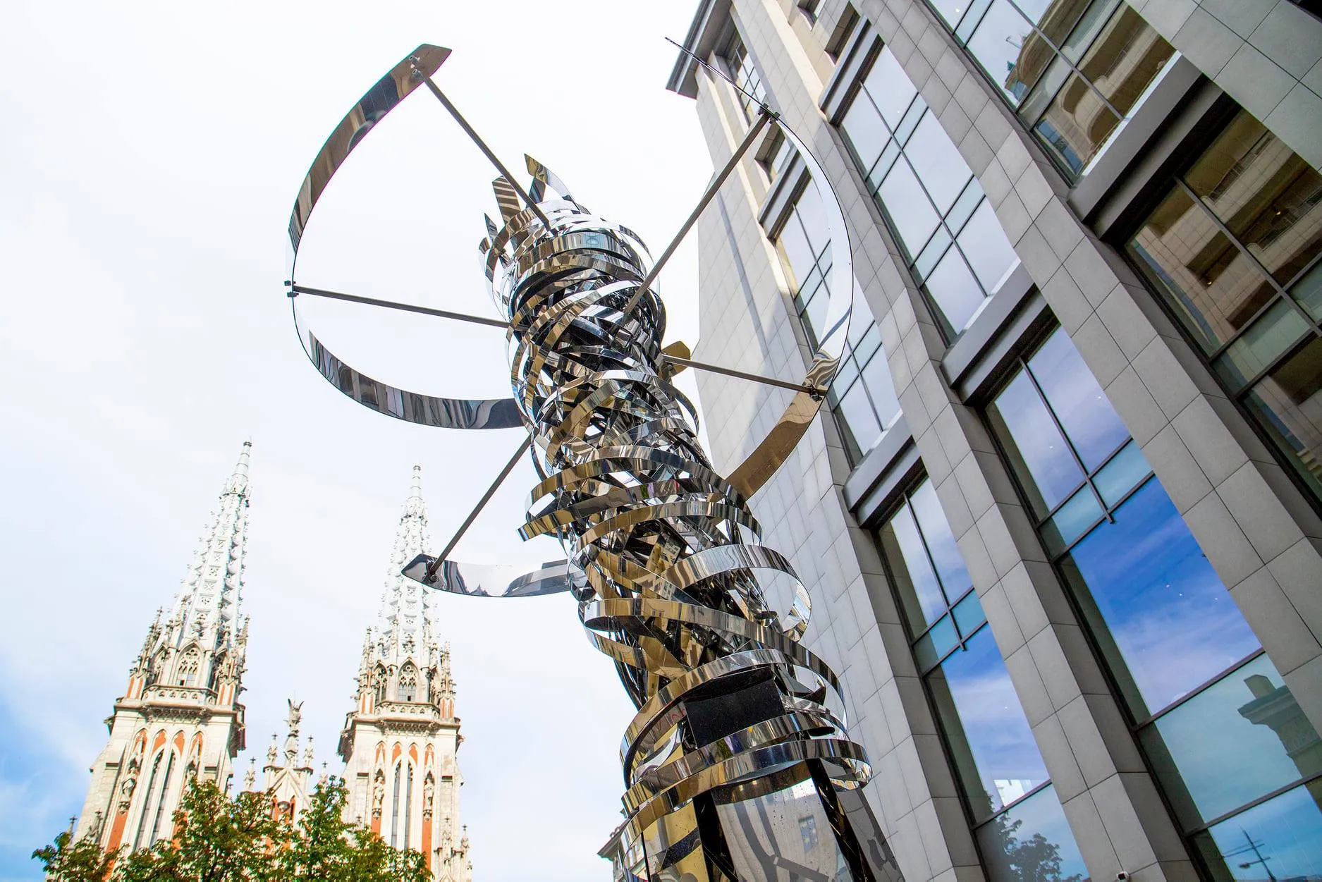 Скульптура ДНК-молекули в Києві