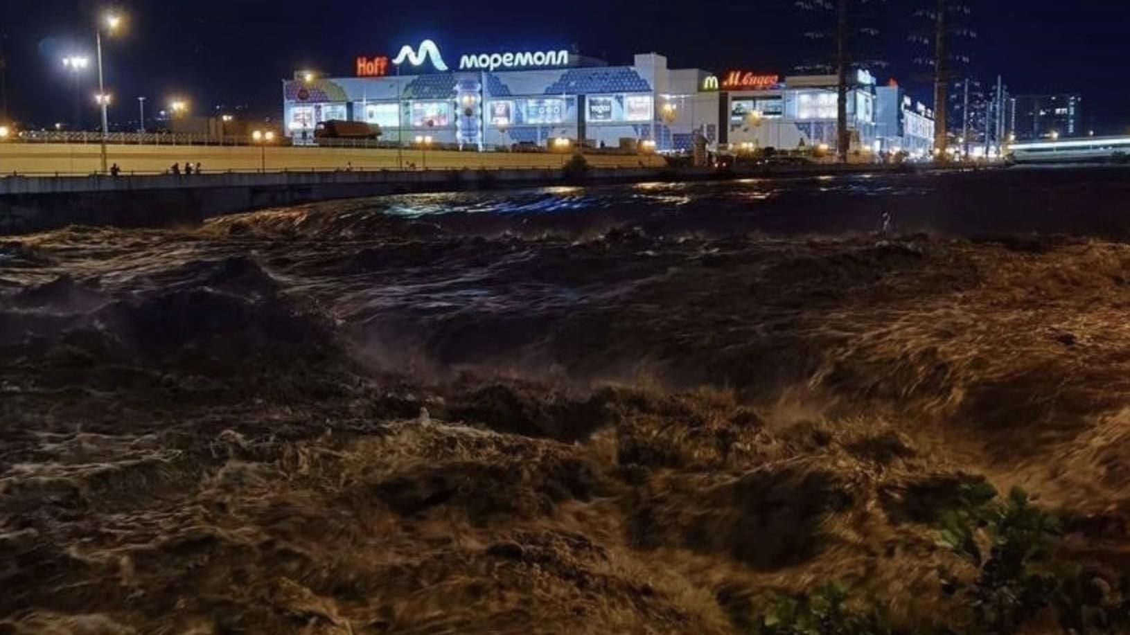 Машини поплили, лунали сирени: російське Сочі вдруге за місяць пішло під воду – відео, фото Машини поплили, лунали сирени: російське Сочі вдруге за місяць пішло під воду – відео, фото