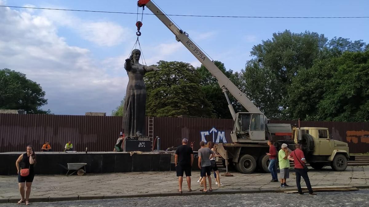 Во Львове окончательно снесли Монумент славы: видео