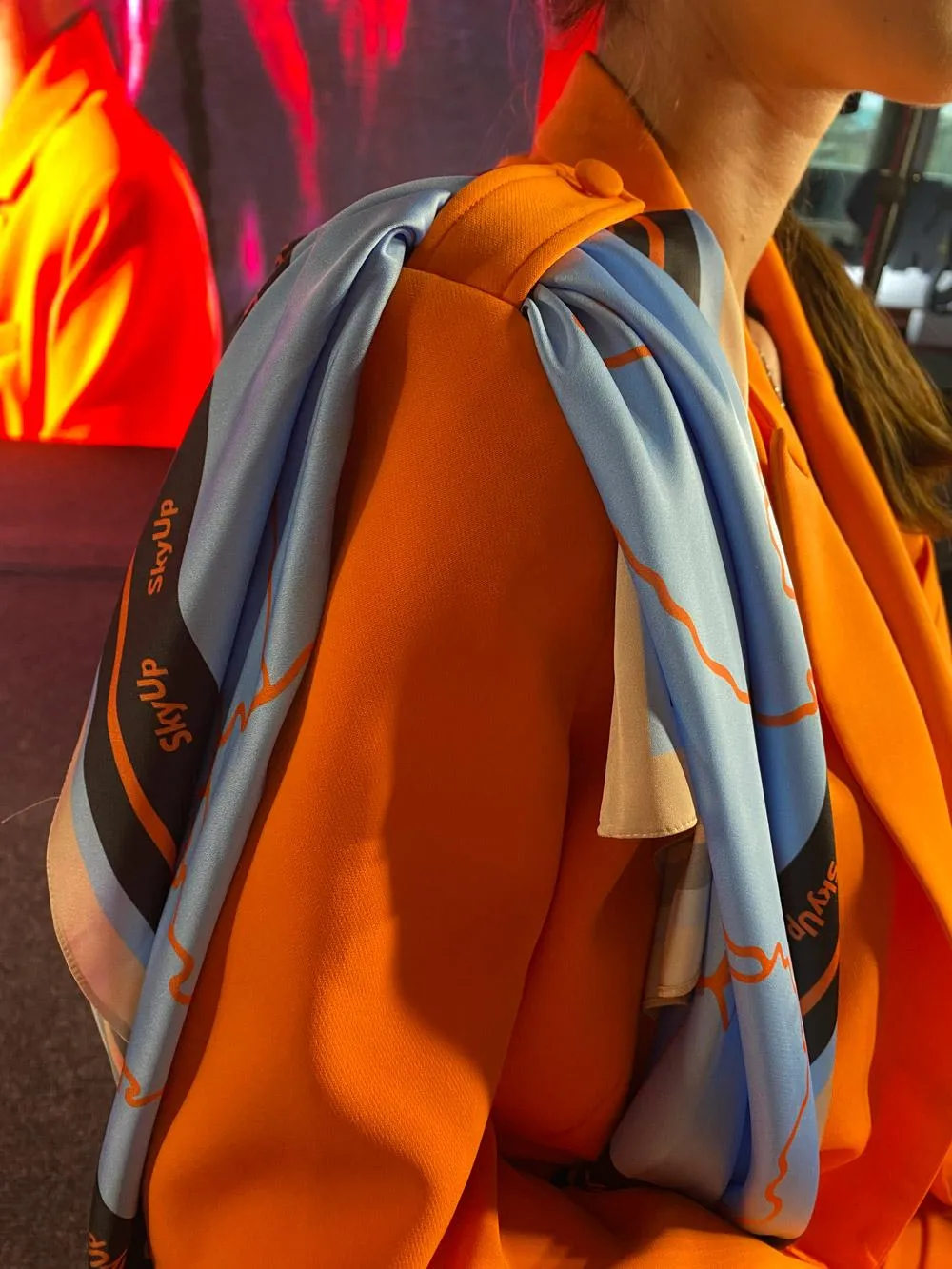 Бортпровідниці носитимуть хустинку по-новому Бортпровідниці носитимуть хустинку по-новому