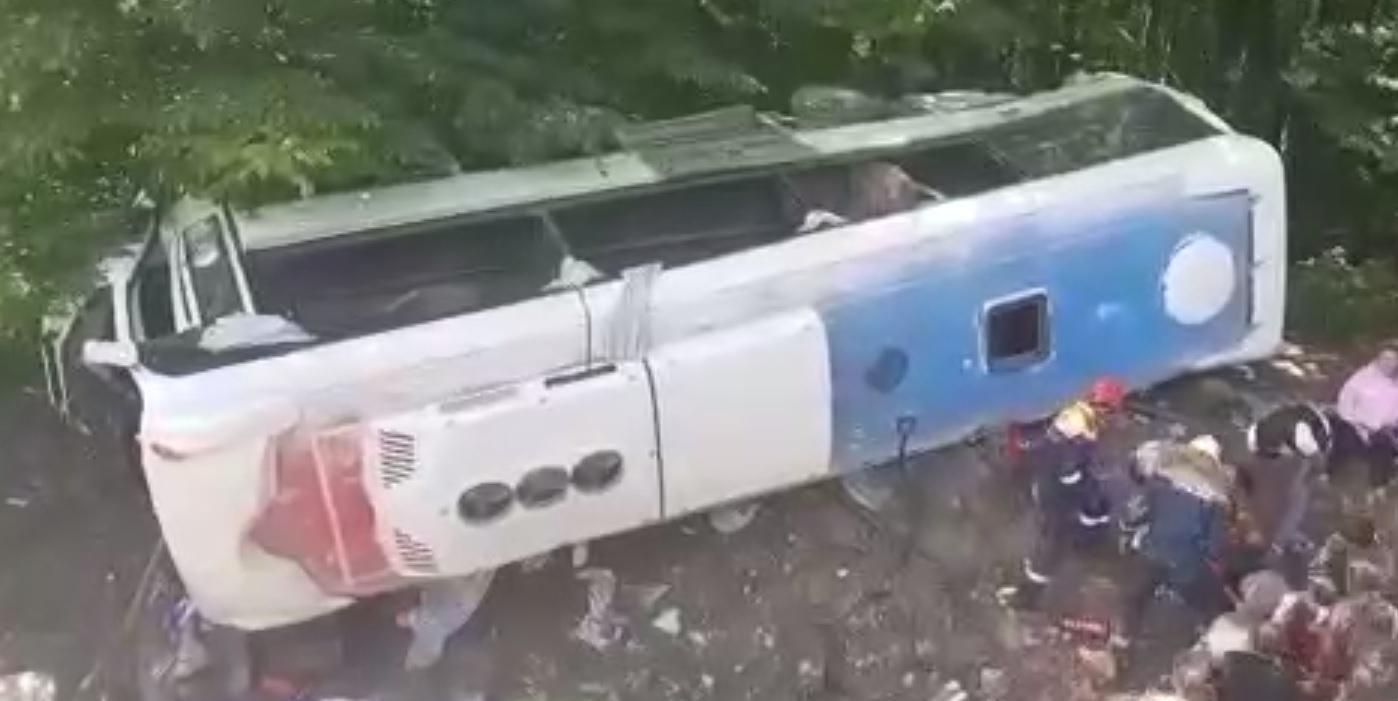 У Росії туристичний автобус злетів у прірву: є жертви та постраждалі У Росії туристичний автобус злетів у прірву: є жертви та постраждалі