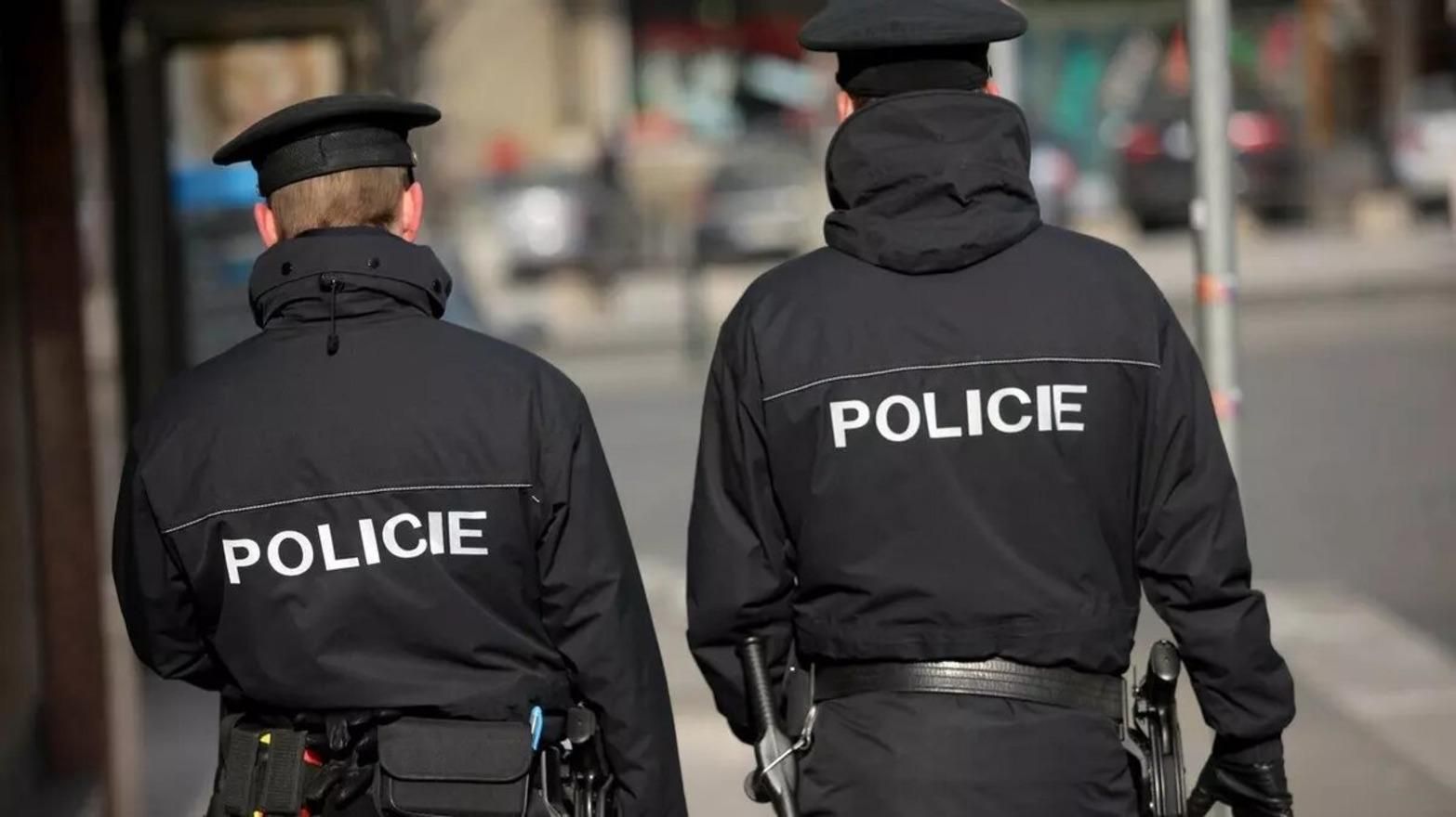 П'яна українка догола роздяглася перед чеською поліцією П'яна українка догола роздяглася перед чеською поліцією