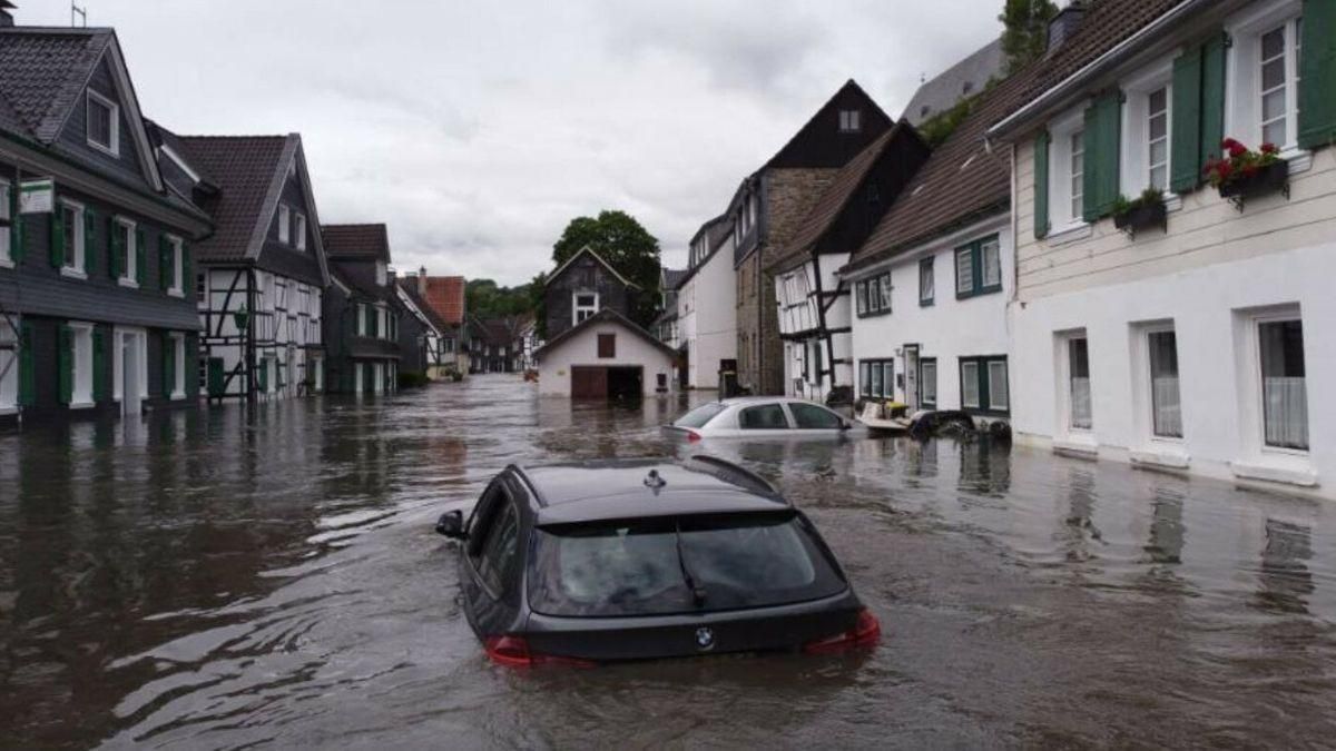 Германию снова накрыли дожди: население готовят к эвакуации