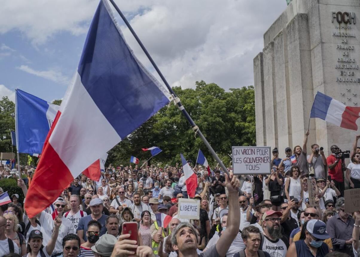 У Франції протестували через обов'язкову вакцинацію: виникли сутички