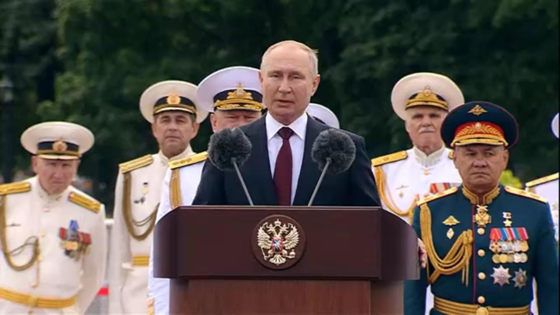 Росія може знищити будь-якого супротивника, – Путін на параді ВМФ 