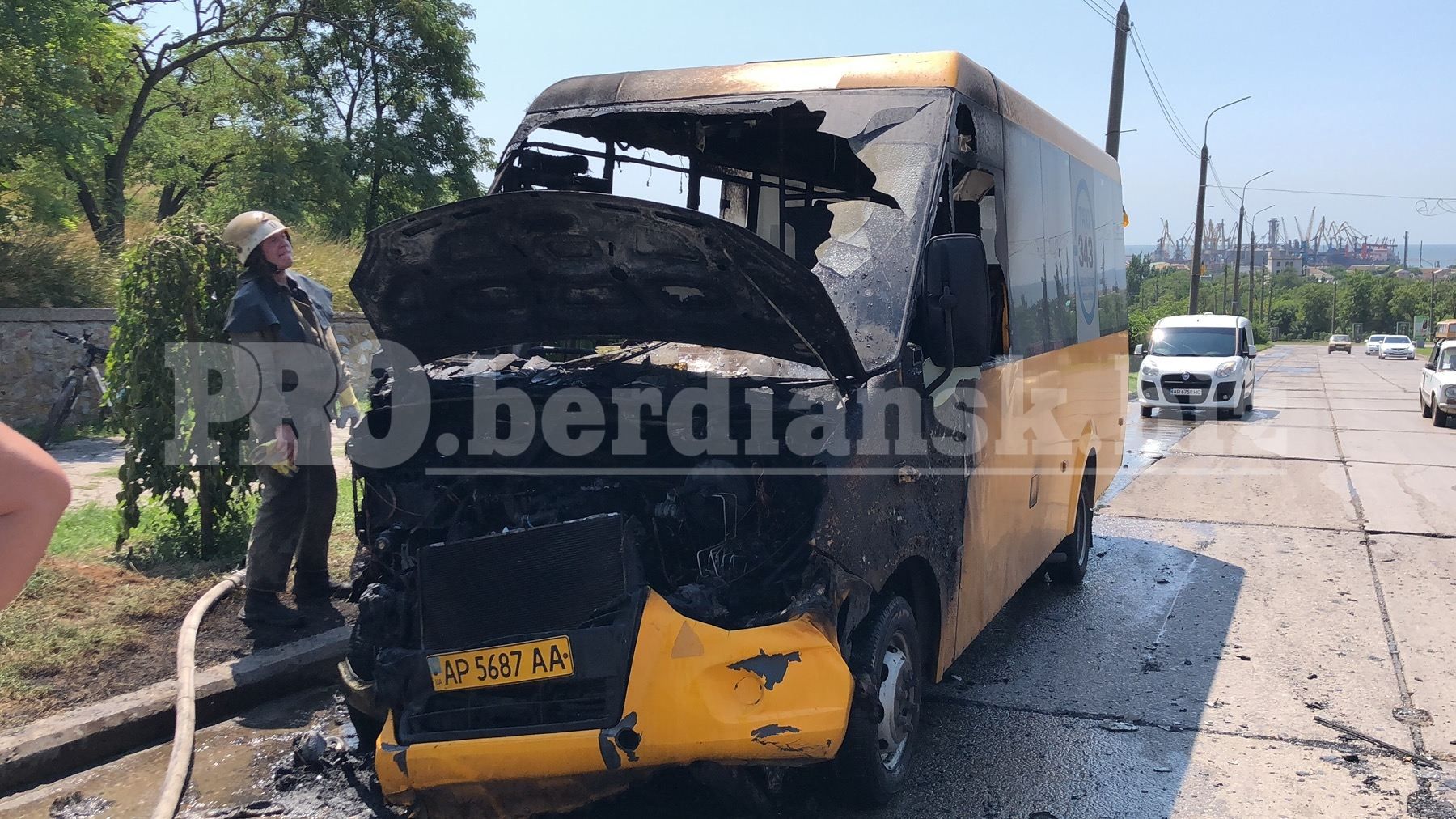 У Бердянську під час руху загорілася маршрутка з пасажирами: фото У Бердянську під час руху загорілася маршрутка з пасажирами: фото