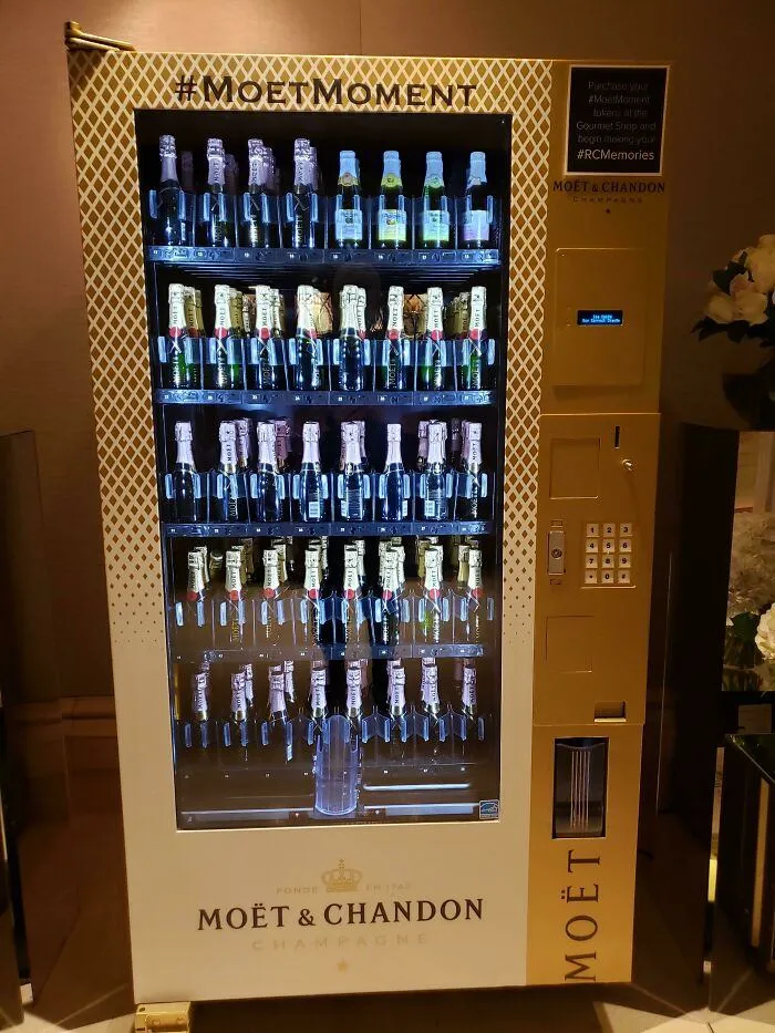 Цікава добірка найдивніших торгових автоматів з усього світу