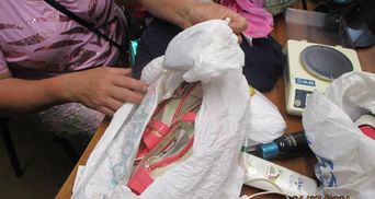 "Попелюшка" з сюрпризом у туфельці: жінка хотіла перетнути кордон з наркотиками в босоніжках