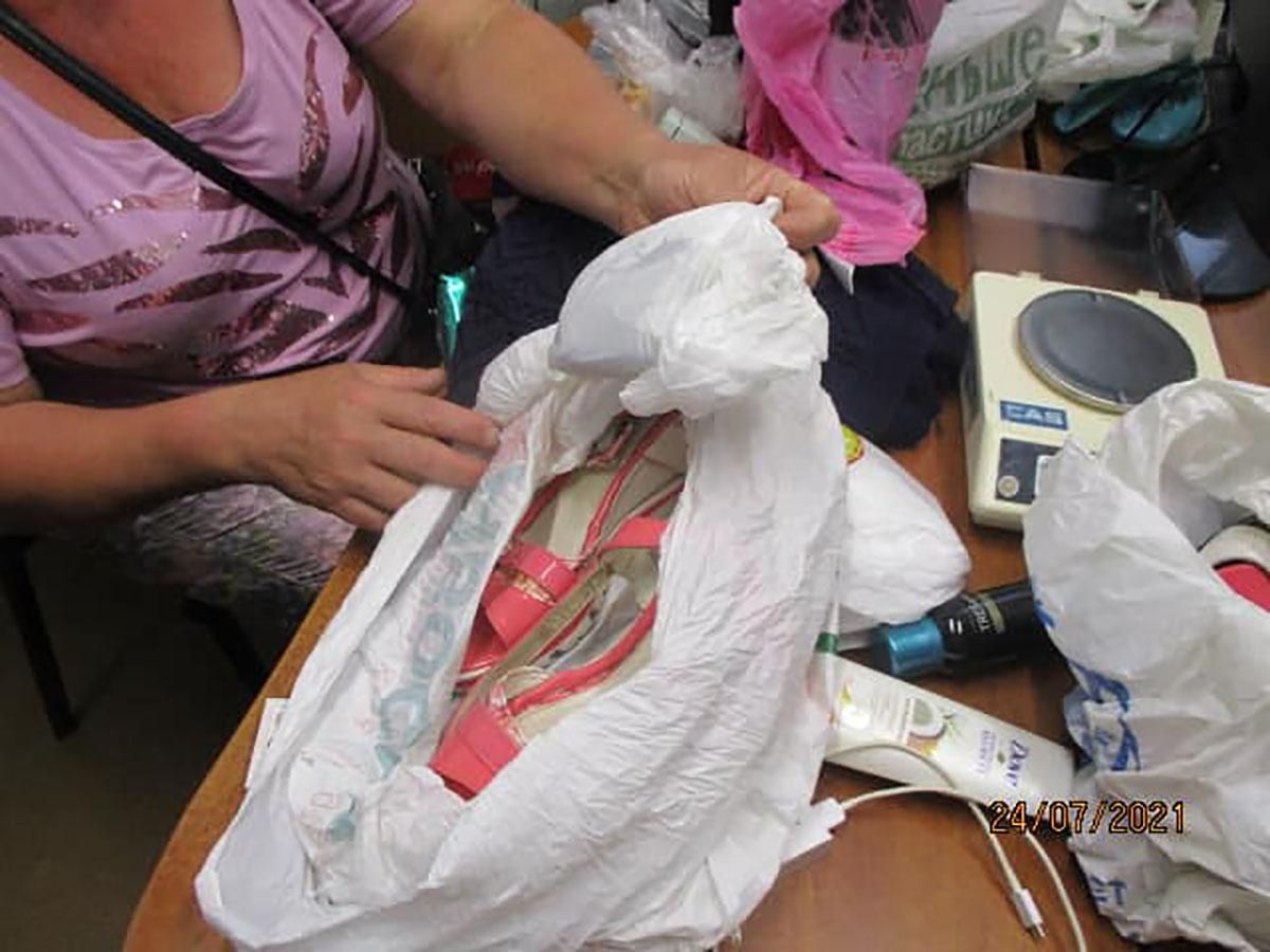 Українка хотіла перетнути кордон з наркотиками в босоніжках