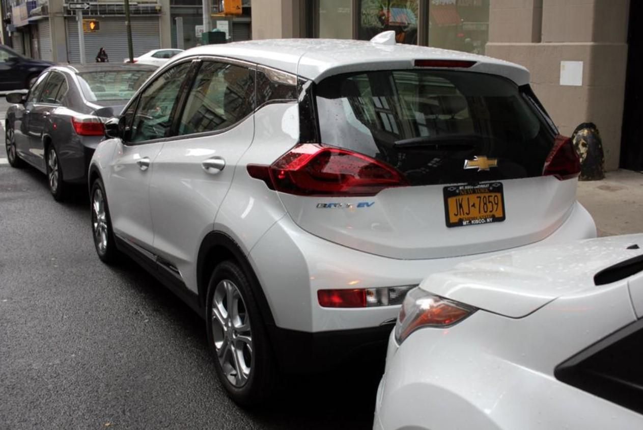 Chevrolet Bolt и в дальнейшем может самовольно вспыхнуть Chevrolet Bolt и в дальнейшем может самовольно вспыхнуть