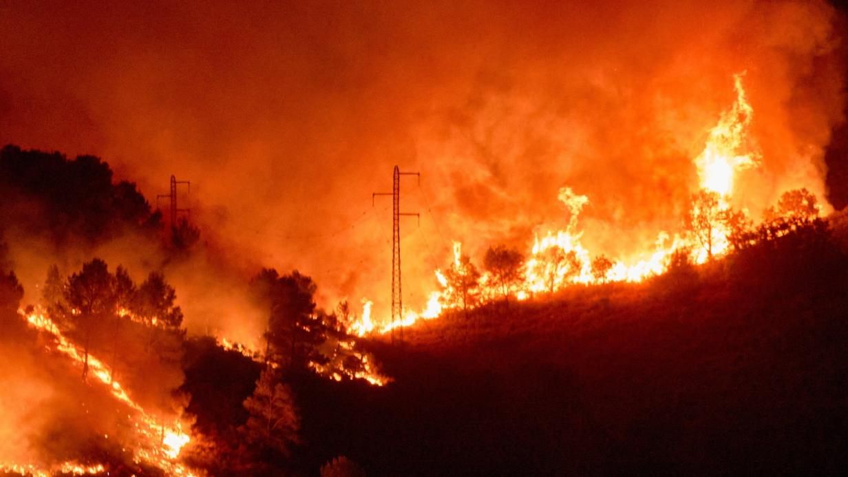 В трех регионах Испании бушуют масштабные лесные пожары