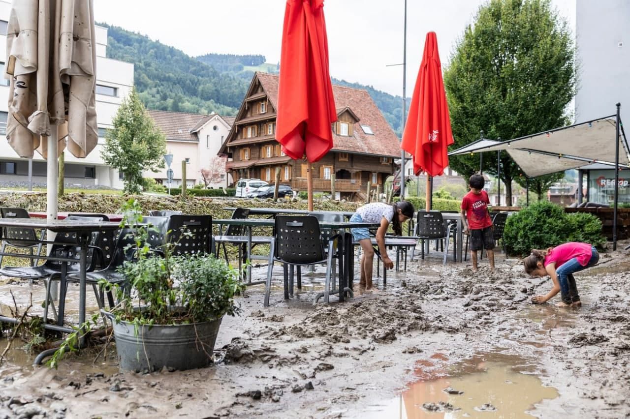 Кучи грязи и мусора: Швейцарию сильно затопило вслед за Бельгией – видео, фото