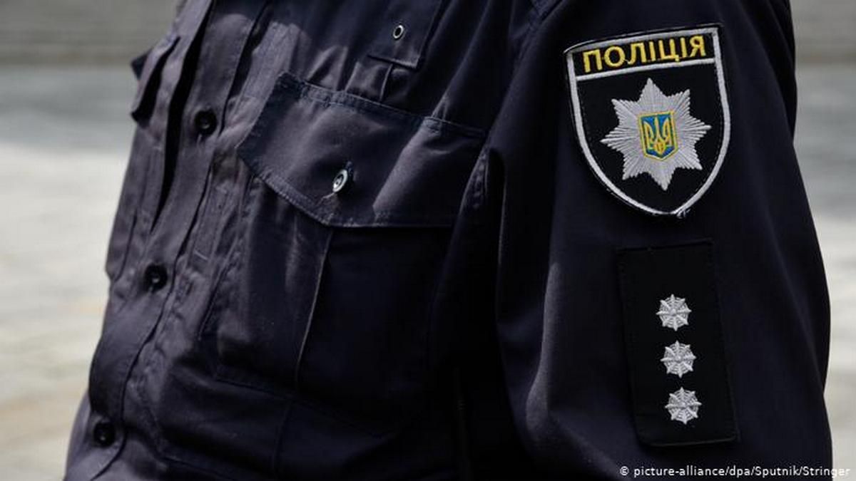 Облив викладачку фекаліями: до жителя Буковини завітав спецназ