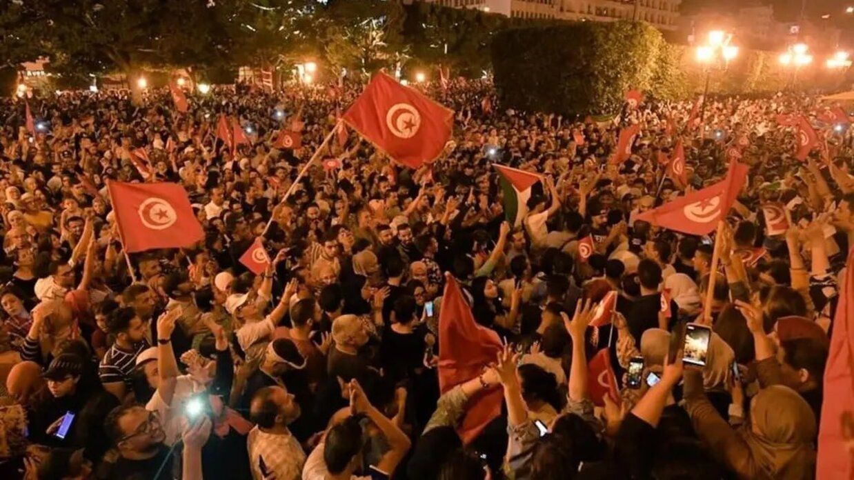 Президент Туниса заморозил работу парламента и уволил премьера