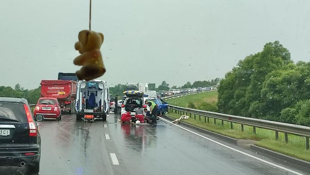 На Львівщині трапилась серйозна ДТП, де травмувались 6 людей На Львівщині трапилась серйозна ДТП, де травмувались 6 людей