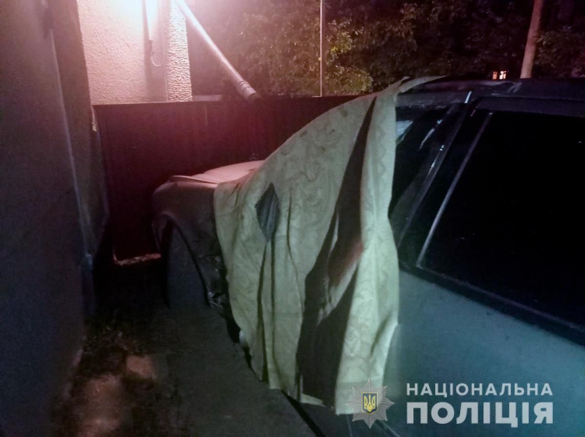 На Буковине водитель сбил 2 человек и скрылся: парень скончался