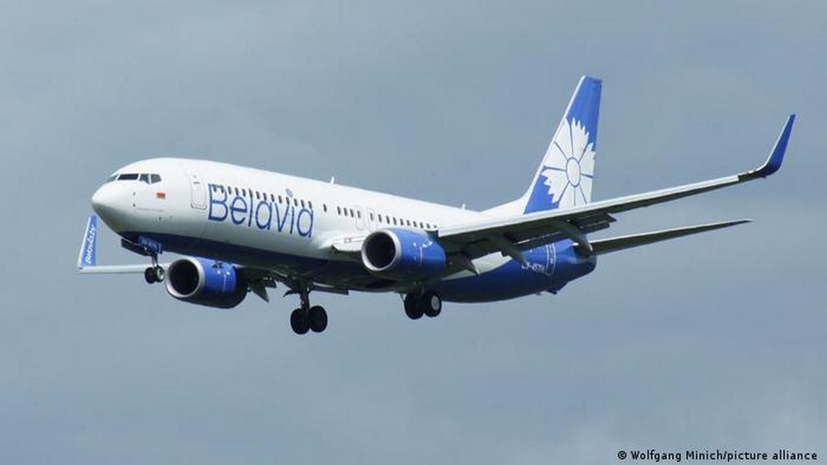 Літак Belavia, який подав сигнал лиха, приземлився на 1 двигуні Літак Belavia, який подав сигнал лиха, приземлився на 1 двигуні