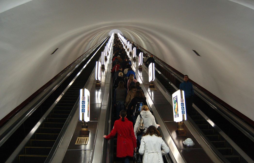 У Київському метро дикторка закашлялась й закликала ходити до лікаря У Київському метро дикторка закашлялась й закликала ходити до лікаря